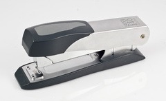 Děrovačky a sešívače